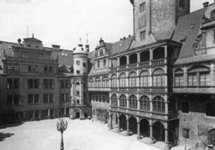 Dresden, ehem. Residenzschloss; Großer Schlosshof: vorn der dem Hausmannsturm vorgelagerte 4-geschossige Altan im Nordflügel; links hinten der Westflügel