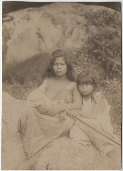 Guaraní woman with two children from Rio Itariri