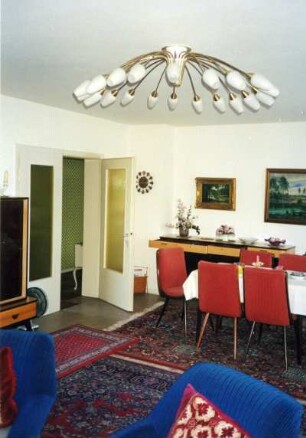 Esstisch und Anrichten in einem Wohnzimmer