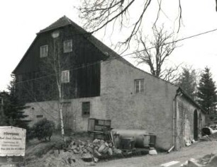 Neukirch (Lausitz), Dammweg 29. Gehöft mit Villa (1851/1900 und um 1900). Hofansicht des Wohnhauses mit Garagen