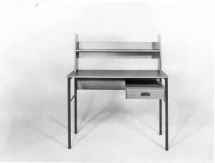 Schreibtisch mit Regalaufsatz (Modell 835-4) : Schreibtisch mit Regalaufsatz (Modell 835-4). Holz, folienbeschichtet in Teakholzoptik, Metall, schwarz beschichtet (1982; VEB Märkische Möbelwerke Trebbin). Leipziger Herbstmesse, 1982
