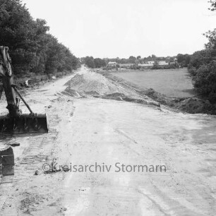Straßenbau: Bundesstraße B 435: Alte Landstraße zwischen Rahlstedt und Siek: Verbreiterung und Bau von Anschlussrampen für die Autobahn A 1: vorn links Bagger: rechts und hinten Sandberge: rechts und links Bäume