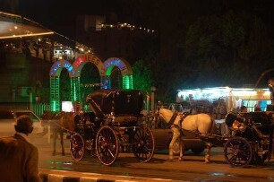 Luxor - Vergnügungsviertel am Abend : Touristisches Geschäftsviertel mit wartenden Kutschen, nahe der Nil-Uferstraße, aufgenommen 2006 in Luxor