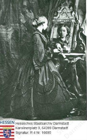 Alice Großherzogin v. Hessen und bei Rhein geb. Prinzessin v. Großbritannien (1843-1878) / Porträt im Profil, vor Spiegel stehend, Ganzfigur