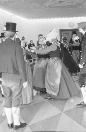 Freiburg: dänische Tanzgruppe im Rathaus