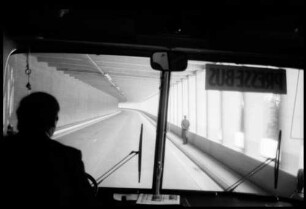 Arlberg: Busdurchfahrt durch Tunnel [bei der Eröffnung des Arlberg-Straßentunnels]