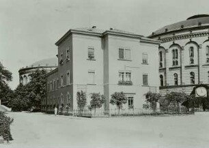 Dresden-Reick, Gaswerk, Wohngebäude auf dem Betriebsgelände, Ansicht mit Gasbehälter I und II mit Füllstandsanzeige