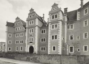 Annaburg, Schloss : Annaburg. Schloss, Hinteres Schloss (1572/1573). Ansicht des Nord-Flügels mit Toreinfahrt vom Hof des Vorderschlosses