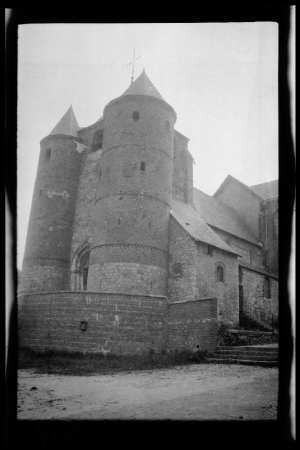 Origny bei Hirson (=Origny-en-Thiérache, Dep. Aisne): "Eingangstürme zur Kirche [Saint-Cyr-et-Sainte-Julitte]"