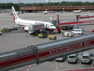 Berlin - Flughafen Tegel : Parkende Flugzeuge auf dem Vorfeld, aufgenommen 2004 am Flughafen Tegel in Berlin