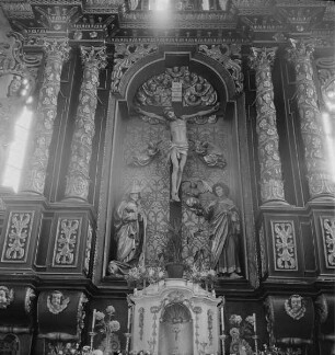 Der gekreuzigte Christus mit Maria und Johannes zu beiden Seiten des Kreuzes