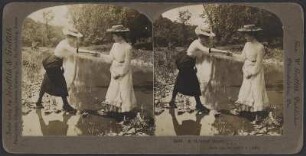 Genredarstellung mit zwei jungen Frauen, einen Bachlauf überquerend (Vorderseite englisch beschriftet, Rückseite auch in Deutsch)