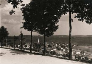 Blick auf Oberwiesenthal im Erzgebirge. Im Hintergrund der Turm der Martin Luther Kirche