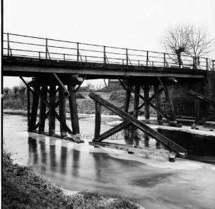 Trave: Holzbrücke in baufälligem Zustand: oben rechts Baum: Winter