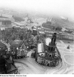 Ruine des Residenzschlosses, Hofkirche, im Hintergrund der Postplatz