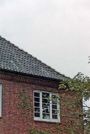 Schulstraße 24: Wohnhaus: Straßenfront, Detailaufnahme: Sprossenfenster im Obergeschoss, Dachecke: 23. Juni 1998