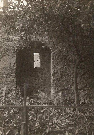Bautzen. Wehrgang im Pfarrgarten zu Sankt Michaelis. Nischenscharte
