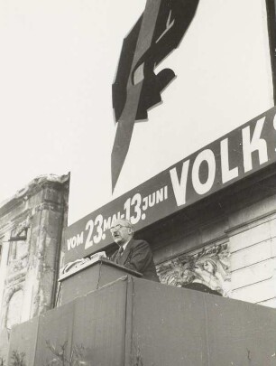 Volksbegehren, 23. Mai - 13. Juni 1948 : Otto Nuschke, Vorsitzender der CDU, während der Ansprache vor dem Japanischen Palais in Dresden