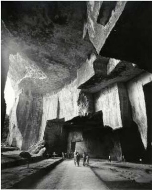 Touristen in der Grotte der Seiler im "Steinbruch des Paradieses"