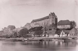 Wettin. Burg (961 erwähnt). Ansicht vom linken Saaleufer (von Südost)