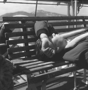 Überfahrt nach Stromboli. Reisegefährte Helbigs auf einer Bank an Deck des Schiffes liegend