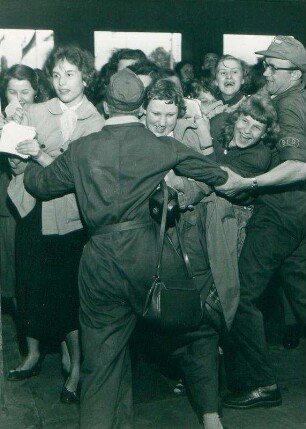 IFF 1956. Autogrammjäger