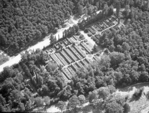Dresden-Neustadt, Marienallee. Sowjetischer Ehrenfriedhof (angelegt 1945). Luftbild-Schrägaufnahme nach Südosten