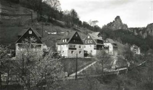 Rathen-Niederrathen. Siedlungshäuser und Pensionen am Amselgrund. Blick über den Grünbach nach Westen zur Kleinen Gans