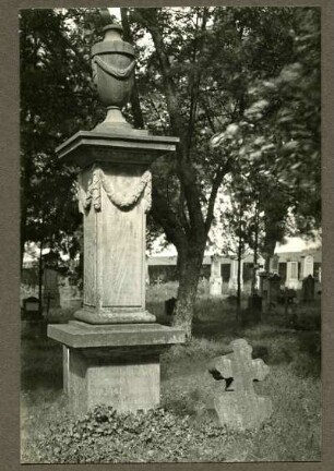 Friedhof, kath. Teil. Grabstein mit Urne, 1824, Kleeblattkreuz 1773. Siehe auch FIIh2
