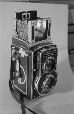 Eine Ikoflex von Zeiss Ikon, eine zweiäugige Spiegelreflexkamera