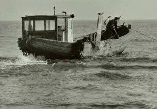 Insel Usedom: Ückeritz. Motorkutter bei der Ausfahrt.