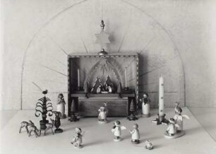 Weihnachtsstilleben mit Krippe und Holzengeln (zum Teil Manufaktur Wendt & Kühn, Grünhainichen)