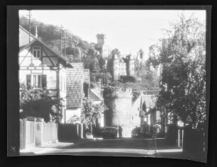 Rundturm in Kreuzwertheim, im Hintergrund Burg Wertheim