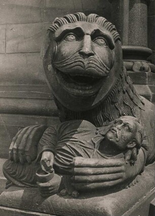 Bremen. An den Domstufen und Westportal des St.-Petri-Domes. Basisfigur Löwe und Mensch (Spieler) - eine von fünf im 19. Jh. geschaffenen Bronzefiguren nach historischem Vorbild des Mittelalters, genannt auch die "Bestien". Darüber befindet sich die Skulptur von König David