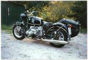 BMW Motorrad mit Beiwagen, am Waldrand, Seitenansicht