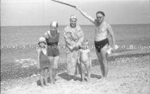 Familie, zwei Erwachsene und drei Kinder, am Strand von Köslin