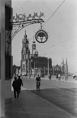 Dresden-Neustadt. Blick vom Narrenhäusel über die Augustusbrücke gegen Katholische Hofkirche
