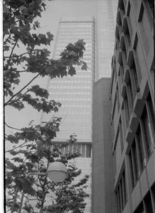Frankfurt: Hochhaus Dresdner Bank, von unten