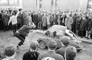"Happening" der Studenten am Rosenmontag.