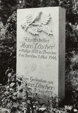 Grabstein für den Schriftsteller Hans Löscher : Grabstein für den Schriftsteller Hans Löscher. Sandstein (ab 1946; W. Hempel). Dresden-Tolkewitz, Johannisfriedhof