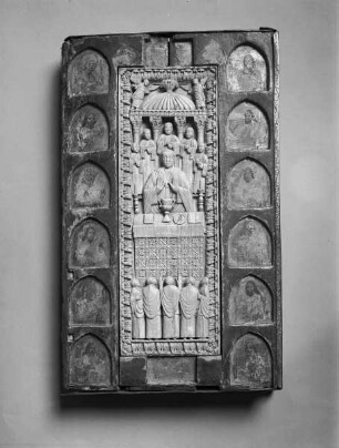 Buchdeckel mit Darstellung des Sanctus der Messe