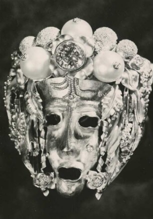 Maskenbrosche aus Gold (Maske 900, Laubwerk 750) mit Diamanten und Perlen von Johann Michael Wilm