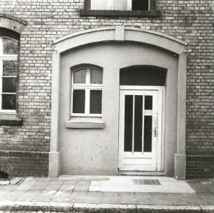 Cottbus, Karl-Liebknecht-Straße / Ecke Lausitzer Straße. Infanteriekaserne der Bundeswehr (1886). Seitengebäude (dreigeschossig), Eingang