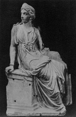 Statue einer sitzenden Frau