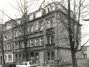 Dresden-Pieschen, Hans-Sachs-Straße 15/17. Wohnhäuser (um 1900). Straßenansicht mit Ginkgo-Allee