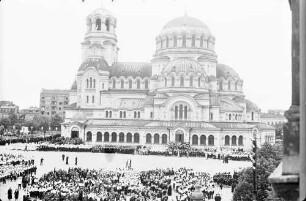 Sofia: [Fest Kyrill und Method] Platz Alexander Newski mit Schülern, mehr von oben [im Hintergrund Kathedrale]