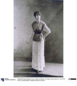 Frau in Kleid von Maison Ch. Drecoll, Paris