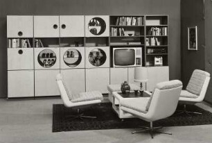 Drehsessel : Wohnzimmermöbel (1973). Ansicht mit Anbauwand und Sitzgruppe
