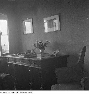 Urlaubsaufnahmen in Wustrow; Hochzeitsgesellschaft; Brandenburger Tor; Porträt zweier junger Männer in Uniform