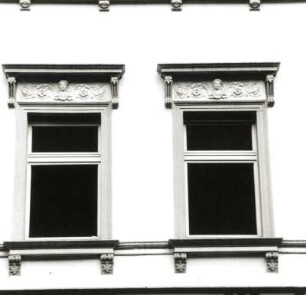 Cottbus, Oskar-Hoffmann-Straße 3/Ecke Marienstraße. Verwaltungsgebäude (E. 19. Jh.), Fenster (1. Obergeschoss)